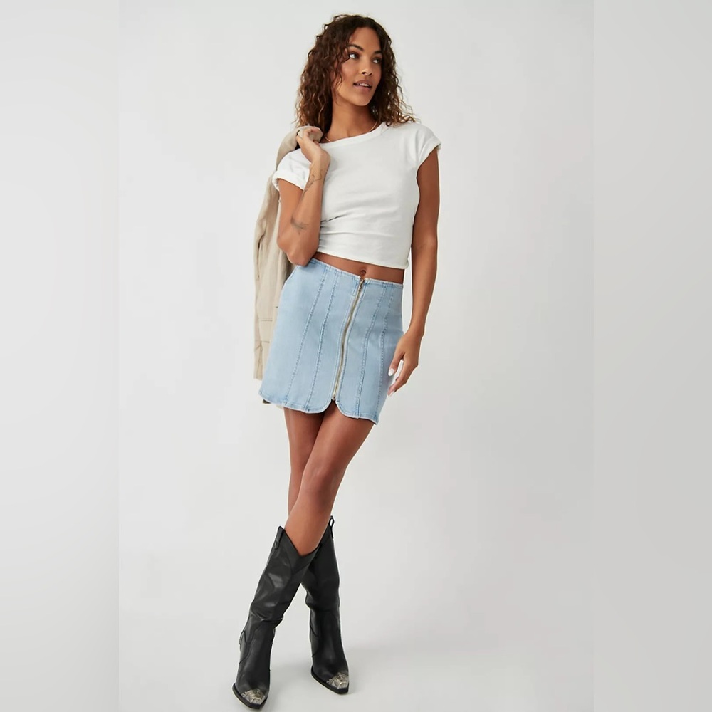 NWOT We The Free People Layla Light Wash Denim Zip High Rise Mini Skirt Sz 4